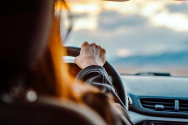 Persona manejando un automóvil