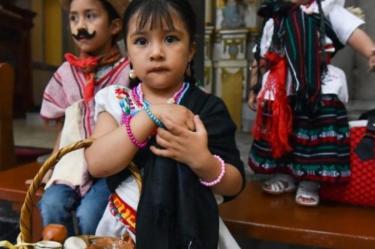 Por qué se visten a los niños de inditos en Corpus Christi
