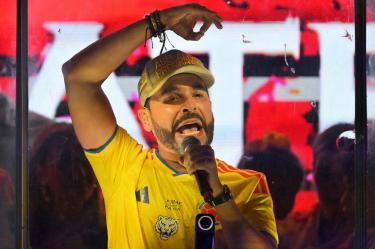 Un abogado millonario, de personalidad desparpajada y que hace campaña como "El Tigre" irrumpió en las presidenciales de Colombia.