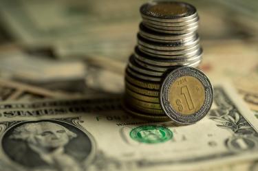 Peso inicia la semana con retroceso frente al dólar; esto dicen los expertos