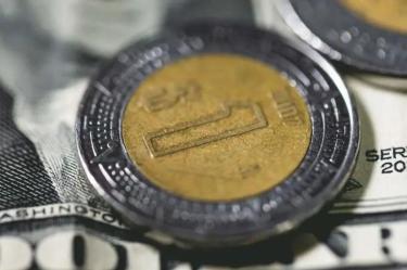 Peso mexicano se fortalece frente al dólar tras declaraciones de Trump.