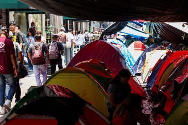 CIUDAD DE MÉXICO, 02JUNIO2026.- Cientos de maestras y maestros de la Coordinadora Nacional de Trabajadores de la Educación (CNTE) mantienen campamentos en las diferentes calles aledañas al primer cuadro del Centro Histórico. Las y los docentes continúan en negociaciones y realizando bloqueos en búsqueda de un aumento salarial, derogación de la ley del ISSSTE y el sistema de pensiones. FOTO: GALO CAÑAS/CUARTOSCURO.COM