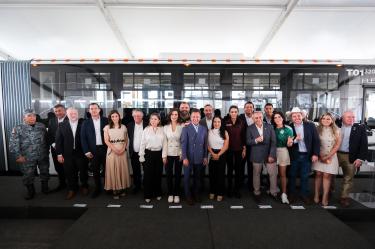 El gobernador Pablo Lemus Navarro encabezó la ceremonia inaugural de la Línea 5 de movilidad eléctrica, acompañado por alcaldes metropolitanos, legisladores y miembros del gabinete estatal.