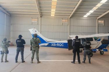 Aseguran aeronave cocaína, armas y vehículos en Baja California