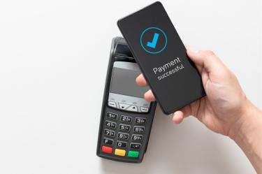 ¿Por qué las personas cuidadoras evitan los bancos y pagos digitales?