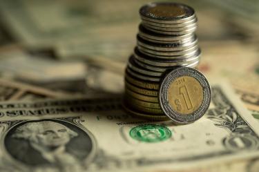 Peso resiste pese a expectativas de menor crecimiento del PIB en México.