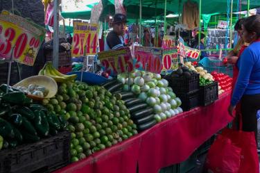 Inflación en México baja, pero conflicto en Irán mantiene la presión sobre los precios.