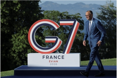 "El canciller de Alemania, Friedrich Merz, camina durante la cumbre del G7 en Évian-les-Bains, Francia."