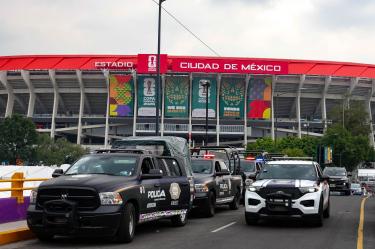 Policías resguardan inmediaciones del Estadio Ciudad de México