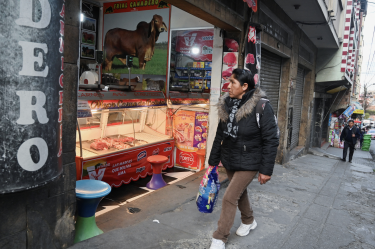 En mercados privados de La Paz y la vecina El Alto, las carnes y vegetales cuestan más del doble de su precio habitual.