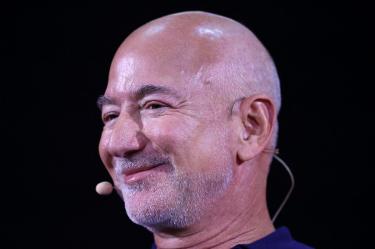 La IA no sustituirá a los humanos, pero sí provocará escasez laboral: Jeff Bezos.