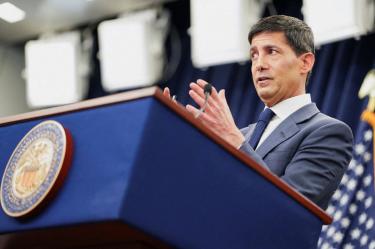 Primera decisión de la Fed bajo Warsh presiona a bancos centrales, advierten Barclays y UBS.