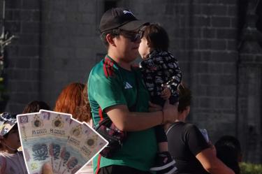 Papá ya no solo trabaja: ahora también es estratega financiero del hogar.