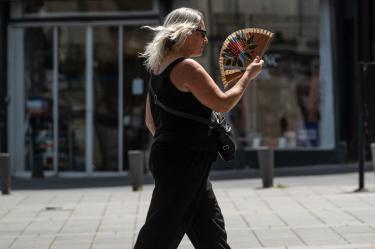 Ciudadanos se protegen ante la alerta roja por calor que afecta a capitales clave como París y Roma.