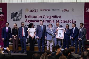 Ciudad de México a 23 de junio de 2026. El secretario de Economía, Marcelo Ebrard y Alfredo Ramírez Bedolla, gobernador de Michoacán, presidieron el acto en el que entregaron la Indicación Geográfica Aguacate Franja Michoacán. Foto: Alejandro Aguilar