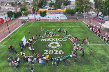 La obra entregada incluyó la sustitución de una cancha de tierra por una de futbol 7 con pasto sintético financiada por la federación