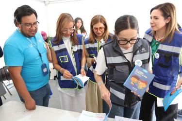 La Presidenta de DIF Jalisco, Maye Villa recorrió la sonriteca y Fanfest en el Centro de Guadalajara