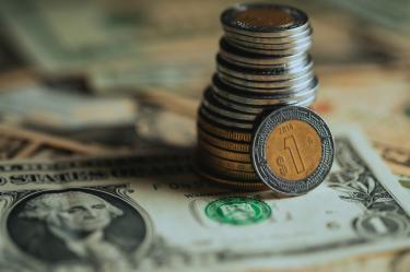 Dólar presiona al peso; toca niveles no vistos desde abril.