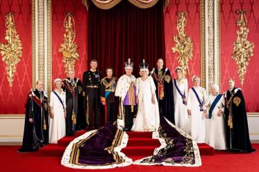 La familia real británica combina recursos públicos e ingresos privados para financiar sus actividades.