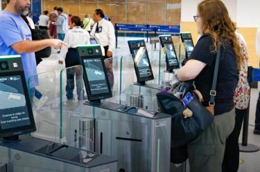 Aeropuertos en México reducen tiempo de procesamiento con viajeros.