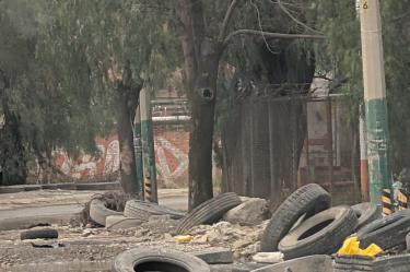 Automovilistas y peatones enfrentan serios riesgos debido al mal estado del pavimento