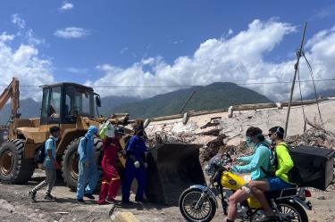 Los cuerpos que han sido rescatados se encuentran apilados en el suelo, en el malecón de La Guaira
