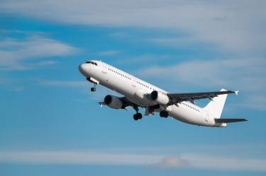 ¿Vuelos más caros? Tráfico aéreo mundial cae 2.2% por alza en costos de turbosina: IATA.