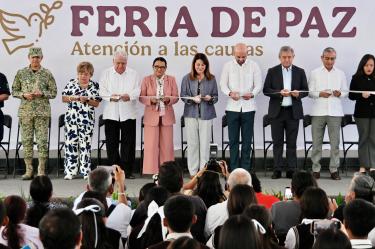 Los tres niveles de gobierno acercan a la población servicios gratuitos como trámites, atención médica, asesoría legal y registro a programas sociales.