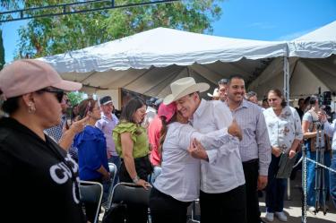 El mandatario estatal encabezó la jornada de servicios Sonora Atiende en Trincheras, con la que se busca acercar los trámites más esenciales del Gobierno de Sonora a la población de mayor vulnerabilidad de manera gratuita.