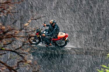 Conducir motocicleta bajo la lluvia