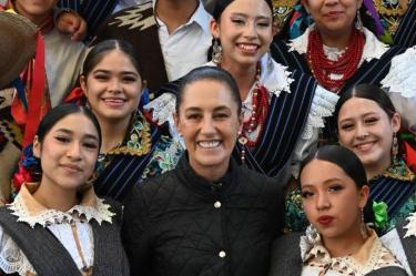 Claudia Sheinbaum entregó viviendas del Bienestar en Morelia y deseó suerte a la Selección Mexicana en su partido contra Inglaterra.
