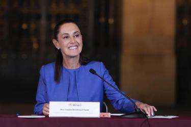 Claudia Sheinbaum encabezó la entrega de tarjetas del programa Mujeres Bienestar, en Quiroga, Michoacán
