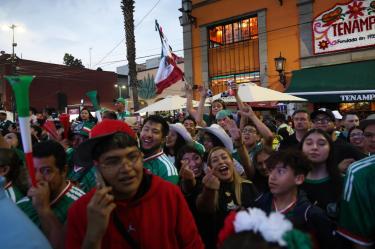 Aficionados se reúnen en la plaza de Garibaldi para ver jugar a la selección mexicana en contra de corea.