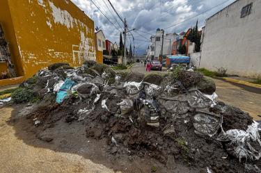 Chalco, Estado de Mexico.03 julio 2026.Colonias afectadas por las lluvias e inundaciones, por lo que los vecinos colocan costales con arena para tratar de evitar se inunden sus hogares.Colonia Villas de San Martin.Foto: Eduardo Jimenez.