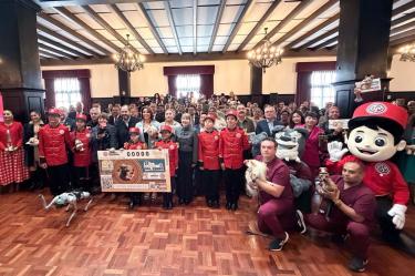 Develación en Toluca de billete de Lotería Nacional para conmemorar el Día del Perro