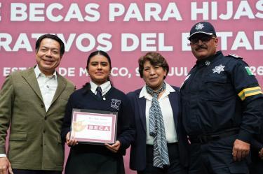 El secretario de Educación Pública, Mario Delgado y la gobernadora Delfina Gómez, encabezaron la entrega de 2 mil 650 becas para hijas e hijos de policías operativos del Estado de México