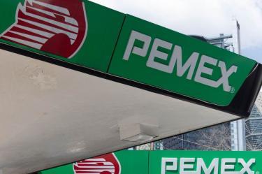 Pemex mantiene adeudos millonarios con proveedores; persisten riesgos financieros.