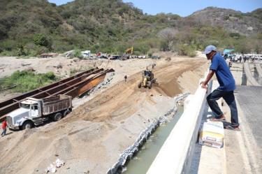 La SICT explicó que por instrucciones de la presidenta Claudia Sheinbaum -de 2027 a 2030- se invertirán anualmente 5 mil 999 millones de pesos en el rubro de caminos artesanales