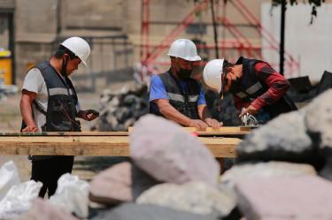 La OCDE advierte: hay más empleo, pero los salarios ya no alcanzan.
