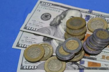 Golpe al peso mexicano: tensión entre EU e Irán impulsa al dólar.