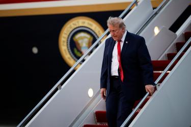 El presidente Donald Trump anunció aranceles del 50% a automóviles, lácteos y bebidas de Canadá.