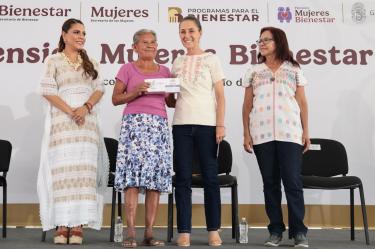 De gira por Acapulco, Guerrero, este domingo la presidenta Claudia Sheinbaum hizo entrega de tarjetas del programa Pensión Mujeres Bienestar