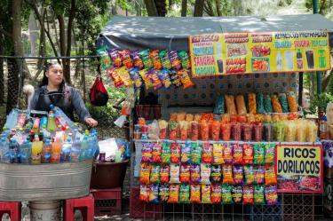 Inegi: 33 millones de mexicanos trabajan en la informalidad; empleo formal se reduce.