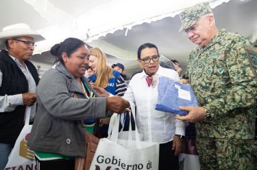 En un recorrido por la montaña alta de Guerrero, Rosa Icela Rodríguez encabezó la entrega gratuita de artículos nuevos de primera necesidad.