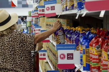 El 74% de los mexicanos cambia su forma de comprar por el alza de precios.