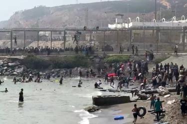 La llegada masiva de jóvenes marroquíes por mar y tierra provocó escenas de caos en Ceuta y obligó a reforzar la seguridad con unidades militares.