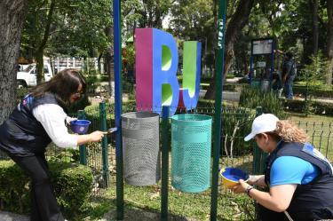 En el parque Pascual Ortiz Rubio se ejecutó una limpieza profunda que incluyó el arreglo de luminarias, poda de árboles y aplicación de pintura en el mobiliario urbano.