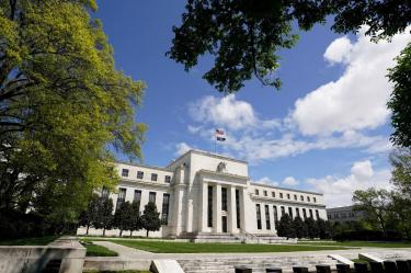 Altos funcionarios de la Fed piden subir las tasas para frenar la inflación