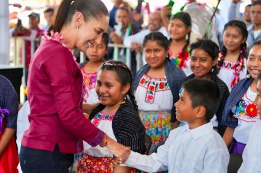 La presidenta Claudia Sheinbaum supervisó la reconstrucción de caminos en Santo Domingo Tonalá, Oaxaca.