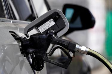 Trump exige a petroleras que bajen el precio de la gasolina para los consumidores en EU